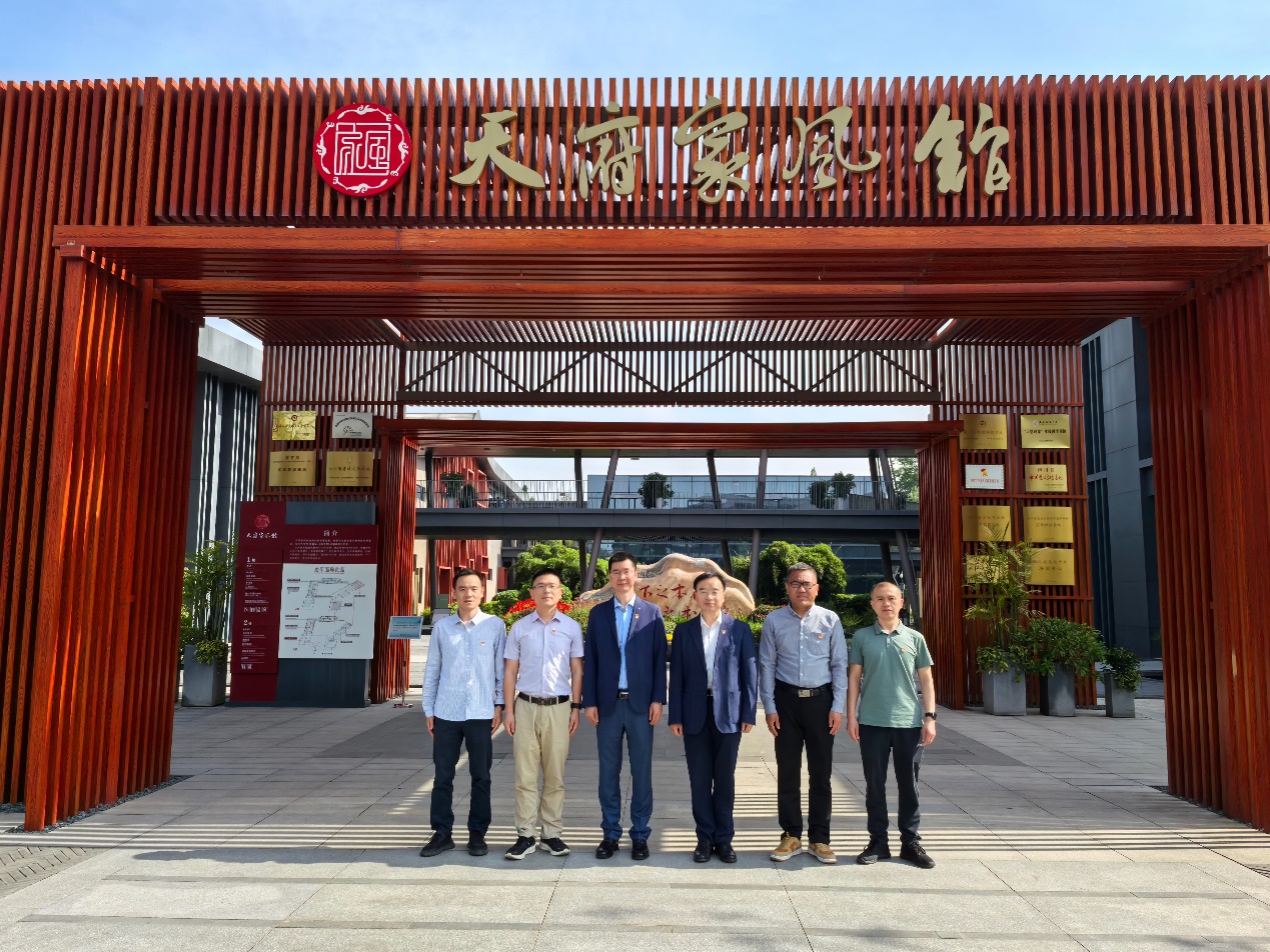九游网页版党委理论学习中心组赴天府家风馆开展实地研学
